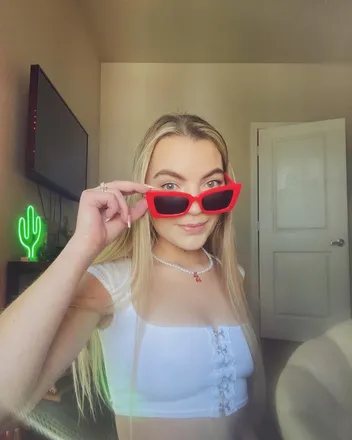OnlyFans account  cherry1017 header 2