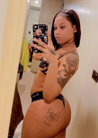 OnlyFans cuenta youngg.baddieee avatar 1