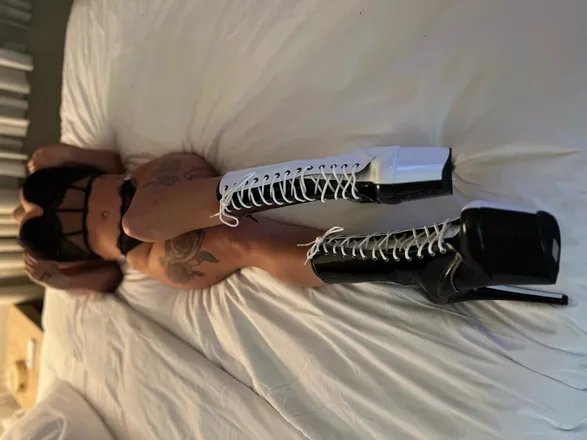 OnlyFans account  thereal_itally header 2
