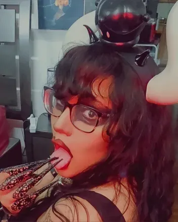 OnlyFans cuenta snugglegothbunny avatar 1