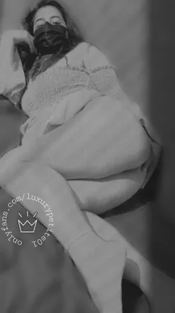 OnlyFans cuenta luxurypetite01 header 2