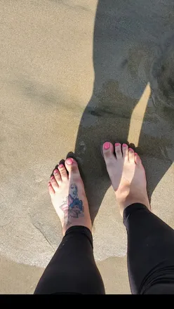 OnlyFans cuenta cutefeetshorti header 2