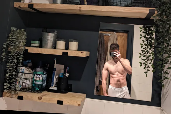OnlyFans cuenta cheekybathroomselfies header 2