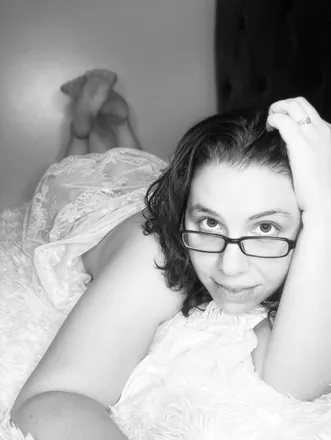 OnlyFans account  mom_next_door header 2