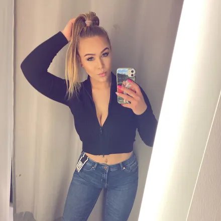 OnlyFans cuenta carolinejay header 2