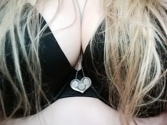 OnlyFans cuenta supergenericmom header 2