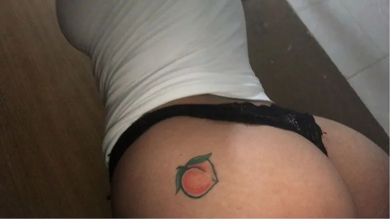 OnlyFans cuenta tinnypeach header 2