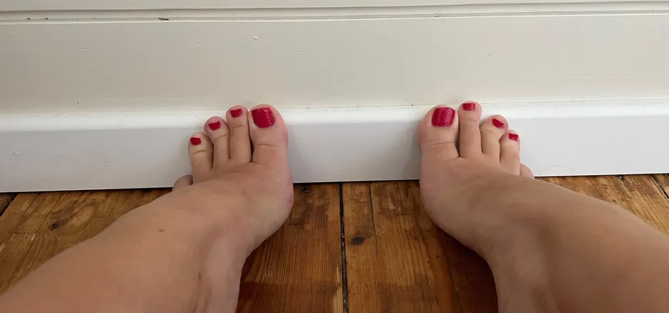 OnlyFans account  feetby.hanna header 2
