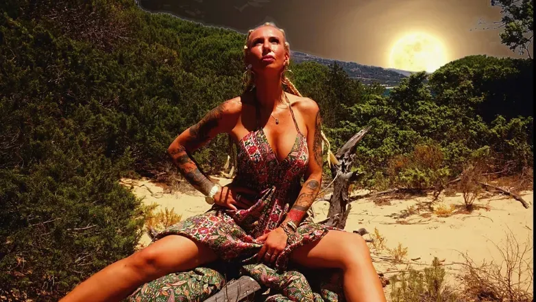 OnlyFans cuenta monelliqueen header 2