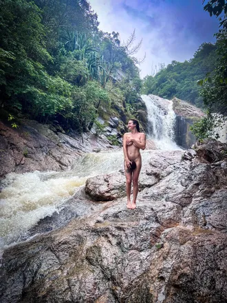 OnlyFans account  travelhippie header 2