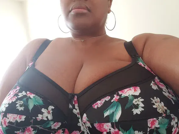 OnlyFans cuenta buxomtease header 2
