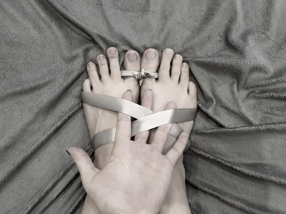 OnlyFans cuenta fingers-toes header 2