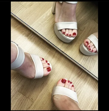 OnlyFans cuenta satisfyyourfeetfetish header 2