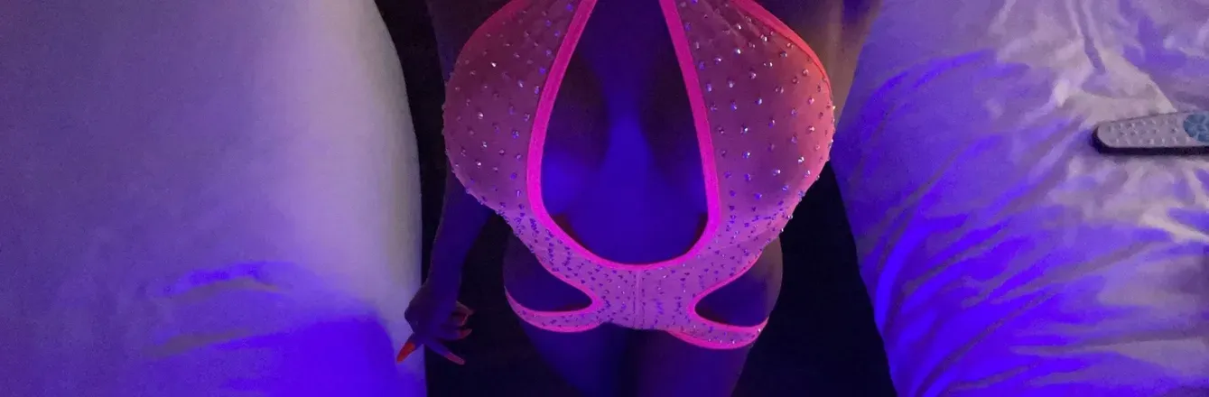 OnlyFans cuenta nikkiwithtwokays header 2