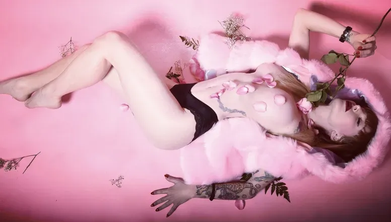 OnlyFans cuenta sheisthedoll header 2