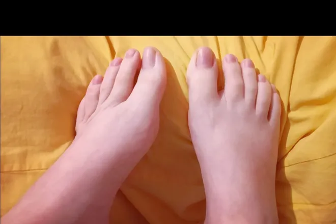 OnlyFans cuenta kneesocksfeet header 2