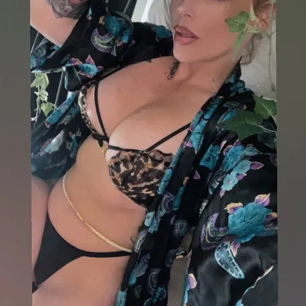 OnlyFans cuenta cravingmorekitty header 2