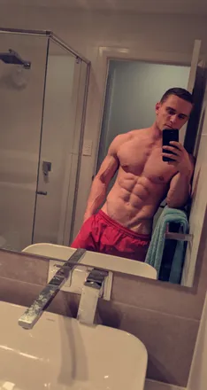 OnlyFans cuenta yourstr8mate header 2