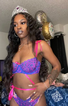 OnlyFans account  queensizedgal header 2