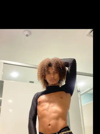 OnlyFans account  papi_khaze header 2