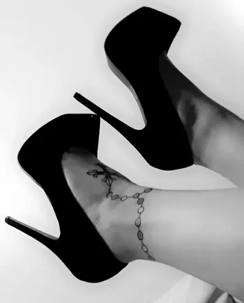 OnlyFans cuenta redlipscurvyhips header 2