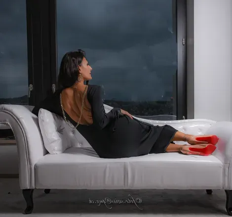 OnlyFans cuenta the.one.aisha.official header 2