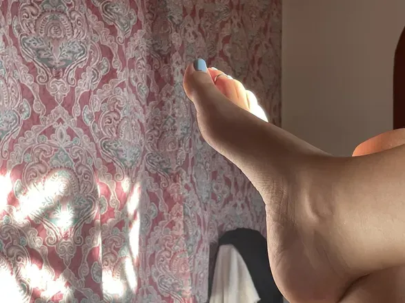 OnlyFans cuenta soles_posing header 2