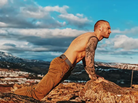 OnlyFans account  vik.ink header 2