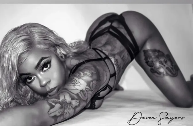 OnlyFans cuenta tineebadass header 2