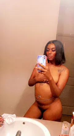OnlyFans cuenta mochatheenympho header 2