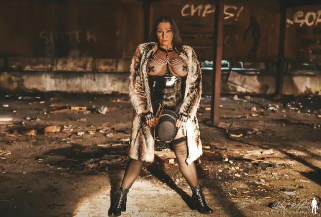 OnlyFans cuenta queeniebee_burlesque avatar 1