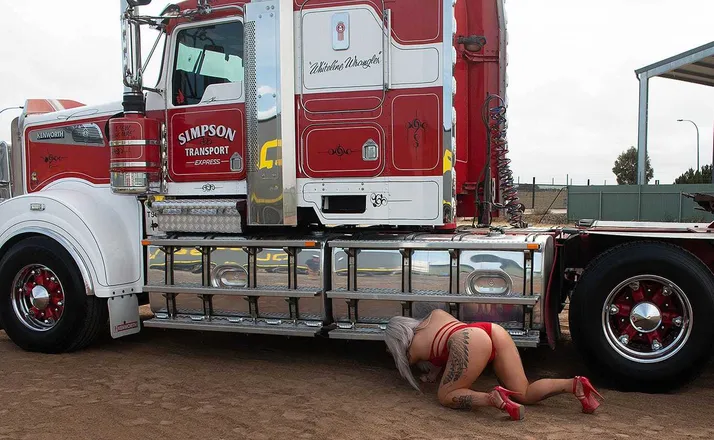 OnlyFans cuenta truckerbarbiephotoshoots header 2
