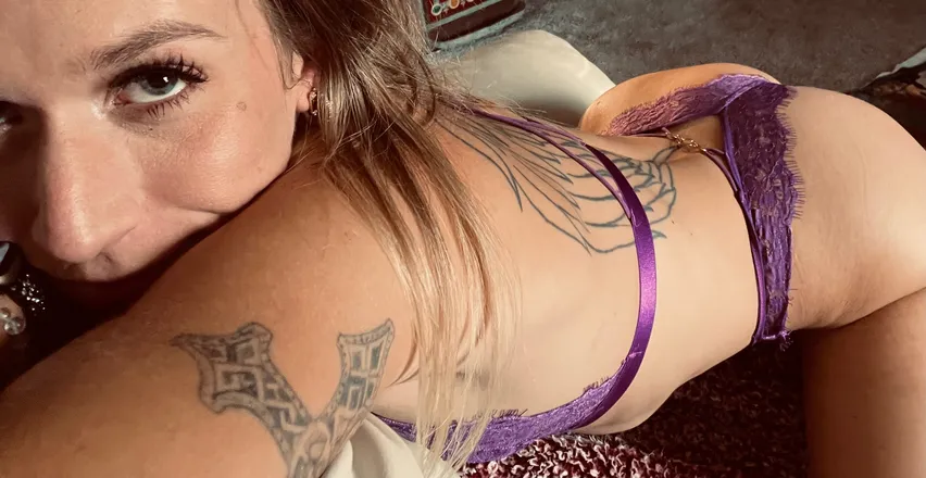 OnlyFans cuenta itsmebee1322 header 2