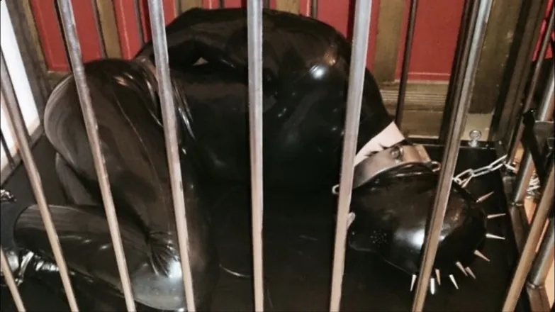 OnlyFans cuenta black-rubber header 2
