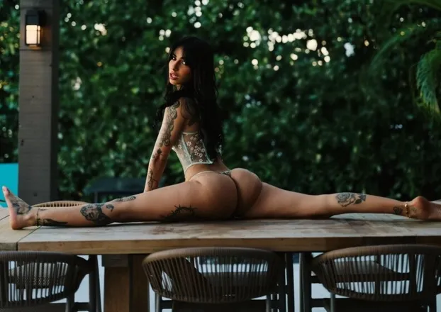 OnlyFans cuenta therealkaylizzzleee header 2