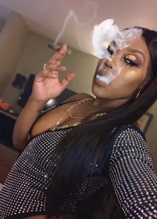 OnlyFans cuenta spoiledlilmama header 2