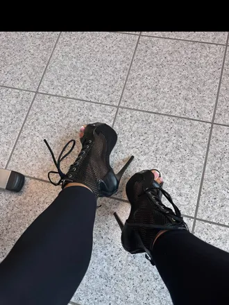 OnlyFans cuenta foxieefeetfree header 2
