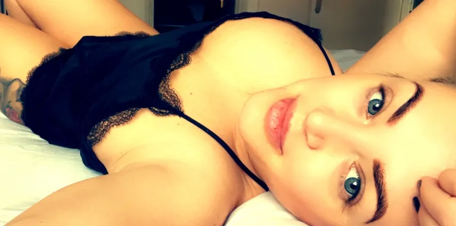 OnlyFans cuenta alexapeach111 header 2