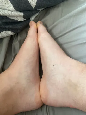 OnlyFans cuenta youngsweetfeetluv header 2