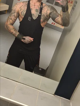 OnlyFans cuenta tattedmuscles header 2
