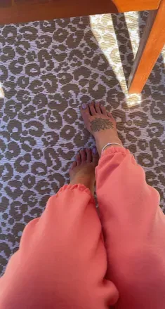 OnlyFans cuenta mikkfeet header 2