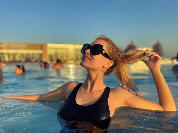 OnlyFans account  blueeyesblonde18 header 2