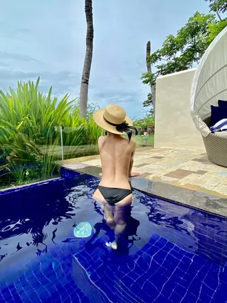 OnlyFans account  explorewithmia header 2