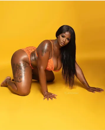 OnlyFans cuenta naomi_xoxo1 header 2