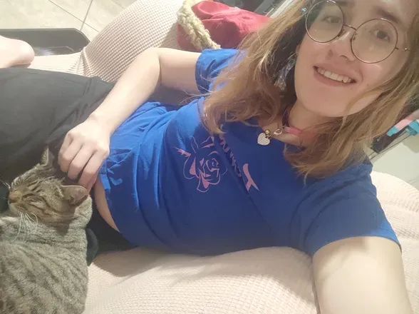 OnlyFans cuenta hot-couch-girl header 2