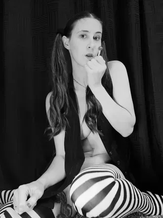 OnlyFans cuenta katiesmodernwyf header 2