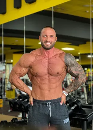 OnlyFans cuenta hristo.kamburov header 2