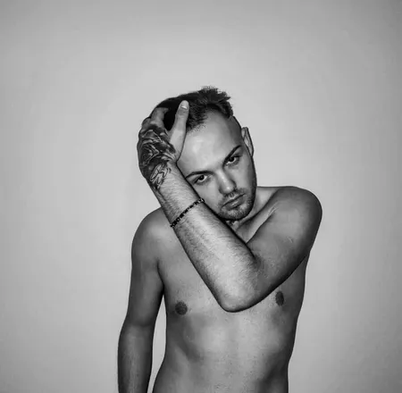 OnlyFans cuenta aronwhitechat header 2