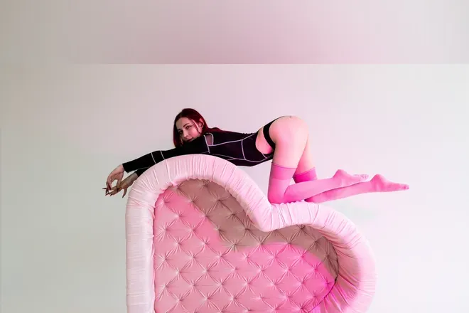 OnlyFans account  leraivy header 2