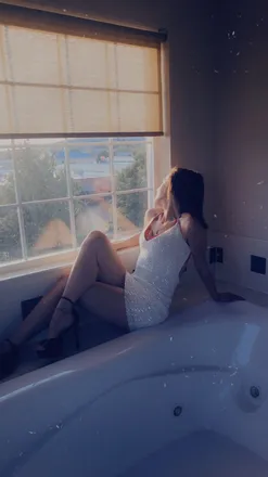 OnlyFans account  offgridhottie header 2